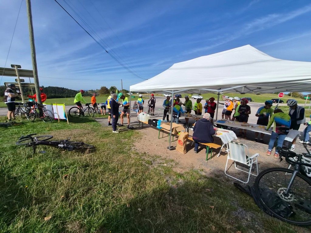 Le ravito au poteau Le ravito au poteau